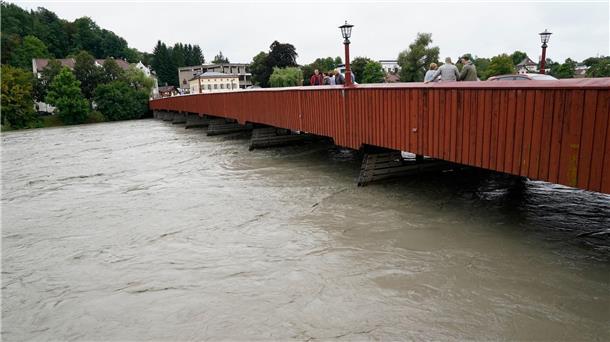 Warnung vor Überschwemmungen am Inn - Starkregen in Tirol Brücke in Wasserburg. Der Inn führt aufgrund andauernder starker Regenfälle in Tirol und Bayern momentan sehr viel Wasser.