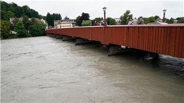 Brücke in Wasserburg. Der Inn führt aufgrund andauernder starker Regenfälle in Tirol und Bayern momentan sehr viel Wasser.