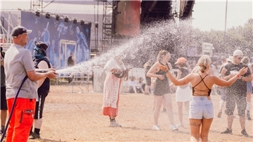 Brütende Hitze im vergangenen Jahr auf dem Deichbrand-Infield: Die Festivalbesucher freuten sich über die erfrischende Abkühlung aus dem Schlauch der Johanniter.