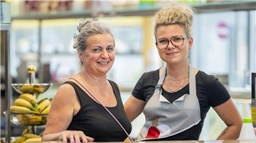 Brunella Teo und Tochter Elisa Tellan in ihrem Eiscafé Teo in Bremerhaven-Geestemünde.
