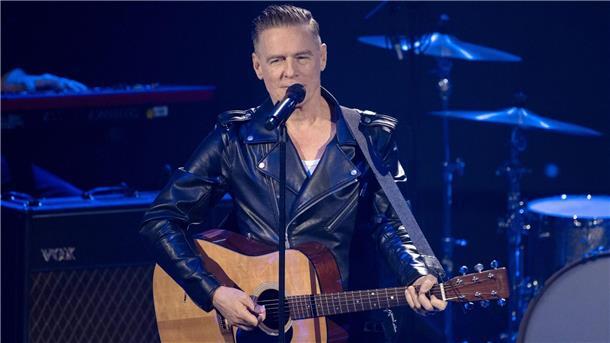 Bryan Adams lässt sich auf der Bühne durchaus mal ablenken.