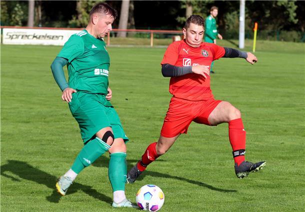 BSC-Spielmacher Fin Karallus (links) versuchte, das Aufbauspiel anzukurbeln und hatte das 1:0 auf dem Fuß. Doch er traf per Freistoß nur die Latte.