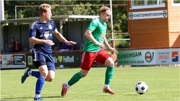 BSC-Torjäger Toni Fahrner trifft im Derby auf MTV-Goalgetter Kristian Reitmann.
