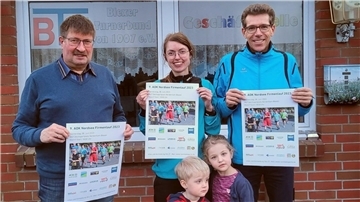 BTB-Vorsitzender Rolf Bultmann (links) sowie Julia Bittner und Organisator Jörg Brunkhorst von der Nordseesports-Laufschule freuen sich über die Rekordanmeldungen für den 9. AOK-Nordsee-Firmenlauf.