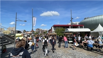 Viele Menschen laufen durch die Havenwelten in Bremerhaven.