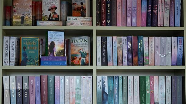 Lovestorys für Leserinnen: Buchverlag Bastei Lübbe legt zu Bücher des Verlages Bastei Lübbe stehen in der Unternehmenszentrale in einem Regal.