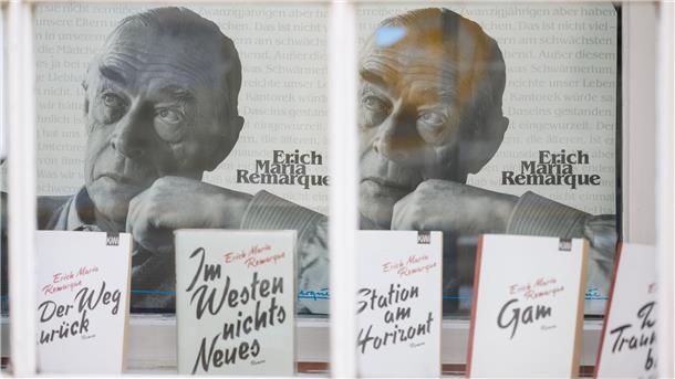 „Im Westen nichts Neues“: Oscar-Glanz für Niedersachsen Bücher und Bilder des Autors Erich Maria Remarque in einem Schaufenster des Erich Maria-Remarque-Friedenszentrums in Osnabrück.
