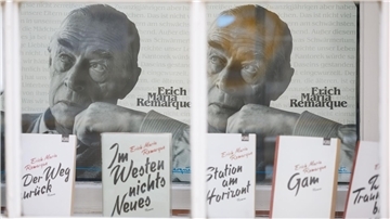 Bücher und Bilder des Autors Erich Maria Remarque in einem Schaufenster des Erich Maria-Remarque-Friedenszentrums in Osnabrück.