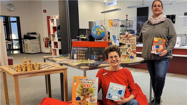 Büchereileiterin Anne Humboldt (sitzend) und ihre Stellvertreterin Inga Lüdke sind froh, dass die Kreisbibliothek Kindern und Erwachsenen gleich mehrere neue Angebote machen kann.
