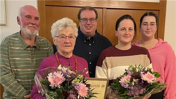 Bühnenleiter Torsten Lange (Mitte) gratulierte Wiedergewählten und Geehrten (von links): Werner Scholz, Adeline Krupp, Jane Kleidon und Inessa Ostendorp.