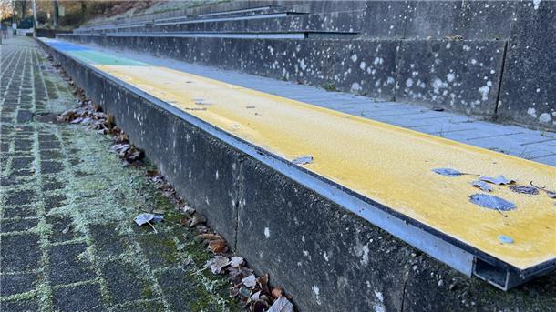 Gelb-Blau-Grüne Tribüne