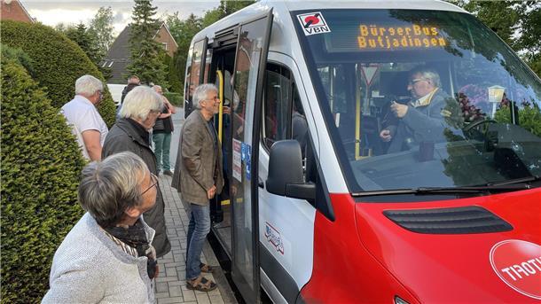 Bürgerbusvereine können sich auf Fördergelder freuen Einige Leute schauen sich einen Bürgerbus an.