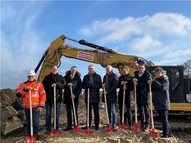 Bürgermeister Andreas Bellmann und Gemeindedirektor Henning Fricke gemeinsam mit Vertretern der Baufirma, der NLG, der Stadtwerke Zeven und der Samtgemeindeverwaltung beim symbolischen Spatenstich zur Erschließung des LogIn Parks in Elsdorf Teil II und III.