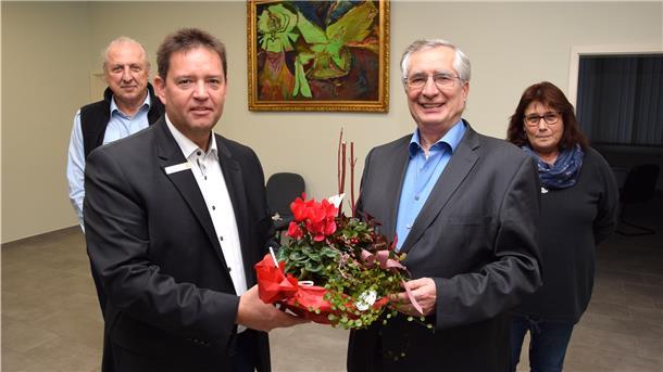 Butjadingen hat jetzt einen Frauenarzt Bürgermeister Axel Linneweber (Zweiter von links) heißt Dr. Knut Mittelstädt (Dritter von links) in Butjadingen willkommen. Bei seiner Arbeit in Tossens kann der Frauenarzt auf die Unterstützung von Praxis-am-Wattenmeer-Mitbetreiber Dr. Robert Ceskel und Arzthelferin Susanne Küpker setzen.