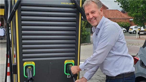 Schnell laden in Beverstedt: Vier E-Autos in 30 Minuten vollgetankt Der Beverstedter Bürgermeister Guido Dieckmann steht vor einer Schnellladestation in Beverstedt.