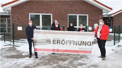 Bürgermeister Guido Dieckmann (links) und DRK-Chef Henning Dageförde eröffnen zusammen mit Leiterin Cornelia Anders-Rohlfing (2. von rechts) die neue Kita des DRK in Wellen. Foto: Gehrke