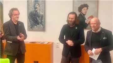 Bürgermeister, Jurymitglied und Schirmherr Michael Hannebacher (rechts) begrüßte die Gäste der Finissage aus Anlass des Bremervörder Kunstpreises 2024. Die einleitenden Worte zum Kunstpreis sprach Prof. Dr. Uwe Gonther (Mitte), der auch die Arbeit des „Tandem" würdigte, und vom Vorsitzenden Andreas von Glahn als langjähriger Wegbegleiter der vielfältigen Projektarbeit des Vereins in Bremervörde herzlich begrüßt wurde.