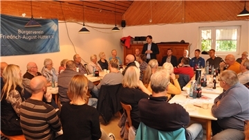 Bürgermeister Nils Siemen (stehend) stellte sich bei der Bürgerversammlung, zu der der Bürgerverein Friedrich-August-Hütte eingeladen hatte, den Fragen der Bürgerinnen und Bürger aus dem Stadtteil.