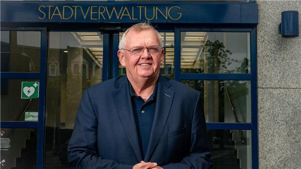 Bürgermeister Torsten Neuhoff steht vor dem Eingang der Stadtverwaltung 
