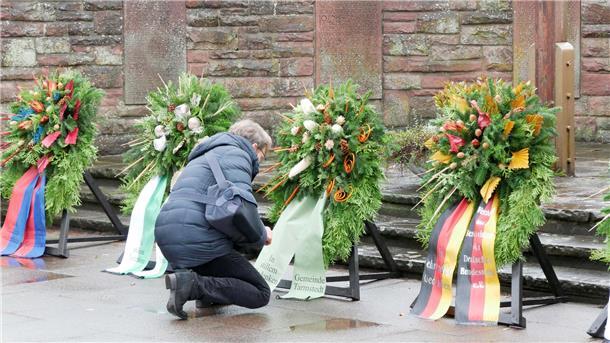 Bürgermeisterin Hella Rosenbrock legt den Kranz der Gemeinde Tarmstedt zum Volkstrauertag am Ehrenmal nieder.