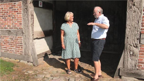 Bürgermeisterin Ulrike Ringen und Wolfgang Dörfler am Eingang zu „Eckes Hus“.