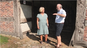 Bürgermeisterin Ulrike Ringen und Wolfgang Dörfler am Eingang zu „Eckes Hus“.