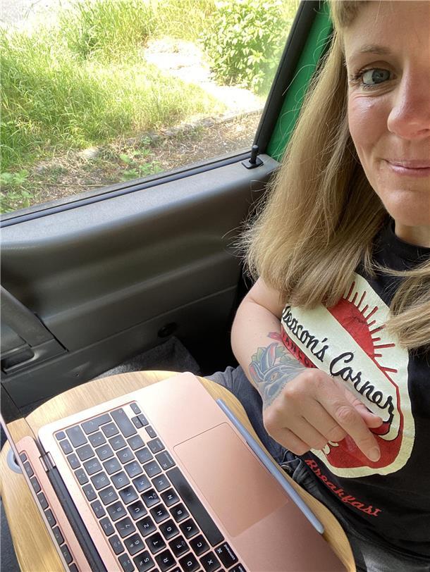 Bulli-Besitzerin Nina Heyder nutzt ihr Campinggefährt auch gern zum Arbeiten.