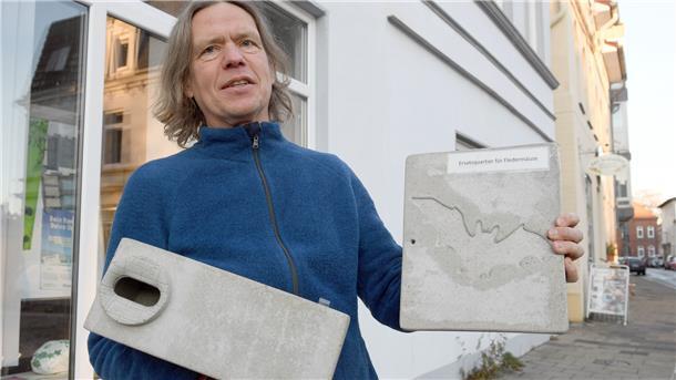 BUND-Geschäftsführer Bernd Quellmalz präsentiert den Nistkasten für Mauersegler (links). 