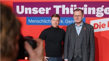Bundes-Parteivorsitzender Martin Schirdewan (l) und Thüringens Ministerpräsident Bodo Ramelow am Rande des Landesparteitags der Linken Thüringen.