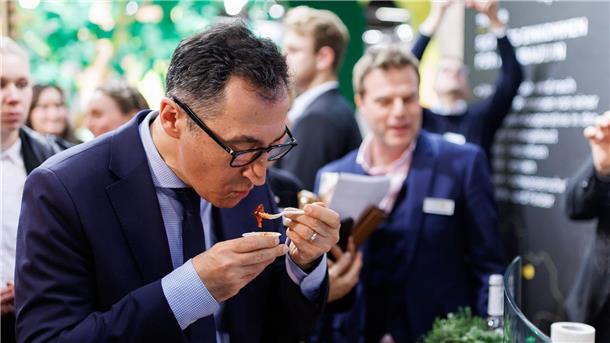 Cem Özdemir möchte Appetit auf Bio-Produkte weiter anregen Bundesagrarminister Cem Özdemir probiert während eines Rundgangs auf der Messe Biofach veganes Gyros.