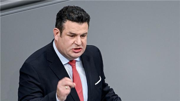 Bundesarbeitsminister Hubertus Heil spricht während einer Sitzung im Bundestag.