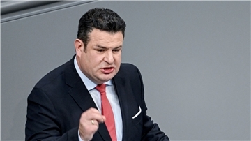 Bundesarbeitsminister Hubertus Heil spricht während einer Sitzung im Bundestag.