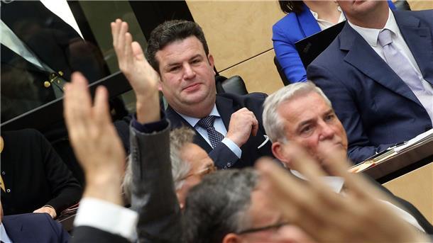 Bürgergeld nimmt letzte Hürde Bundesarbeitsminister Hubertus Heil verfolgt während der Bundesratssitzung die Abstimmung zum Bürgergeld.