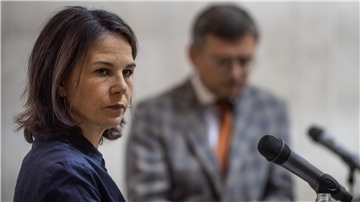 Bundesaußenministerin Annalena Baerbock gibt zusammen mit ihrem ukrainischen Amtskollegen eine Pressekonferenz.