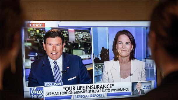 Baerbock bei Fox News: Gegen Putin „zusammenstehen“ Bundesaußenministerin Annalena Baerbock (Grüne) wird in einer Sendung des US-Fernsehsenders Fox News von Moderator Bret Baier interviewt.