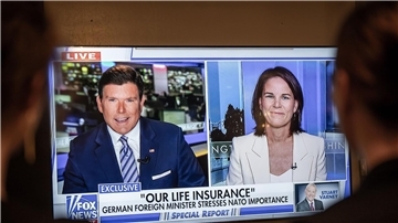 Bundesaußenministerin Annalena Baerbock (Grüne) wird in einer Sendung des US-Fernsehsenders Fox News von Moderator Bret Baier interviewt.