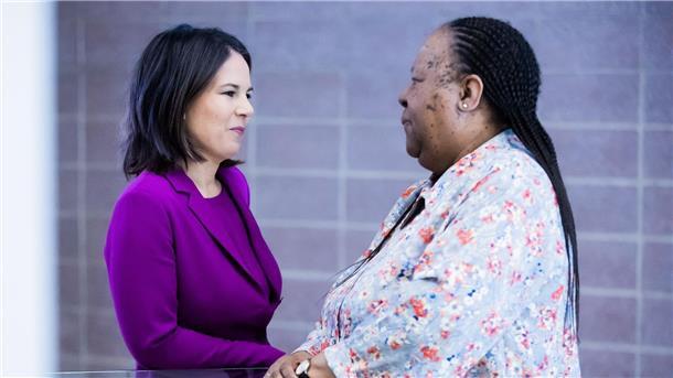 Deutschland und Südafrika: Gemeinsam gegen Krisen kämpfen Bundesaußenministerin Annalena Baerbock im Gespräch mit ihrer südafrikanischen Amtskollegin Naledi Pandor.