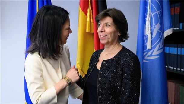 Bundesaußenministerin Annalena Baerbock im Gespräch mit der ehemaligen französischen Außenministerin Catherine Colonna (r), die mit der Prüfung der UNRWA beauftragt worden war (Archivbild).