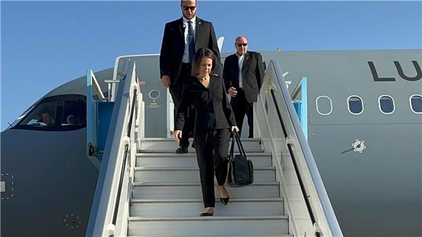 Bundesaußenministerin Annalena Baerbock kommt auf dem Flughafen in Tel Aviv an.