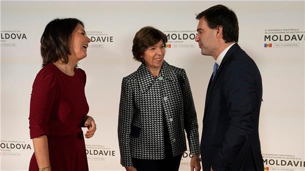 Geberkonferenz sagt weitere Millionenhilfen für Moldau zu Bundesaußenministerin Annalena Baerbock (l) trifft in Paris ihre französische Amtskollegin Catherine Colonna und ihren moldauischen Amtskollegen Nicu Popescu.