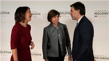 Bundesaußenministerin Annalena Baerbock (l) trifft in Paris ihre französische Amtskollegin Catherine Colonna und ihren moldauischen Amtskollegen Nicu Popescu.
