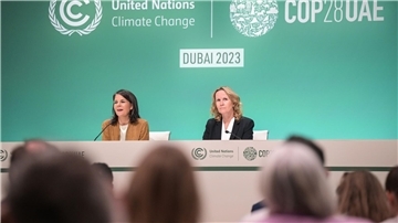Bundesaußenministerin Annalena Baerbock (l) und Bundesumweltministerin Steffi Lemke sprechen auf einer Pressekonferenz auf der UN-Klimakonferenz in Dubai.