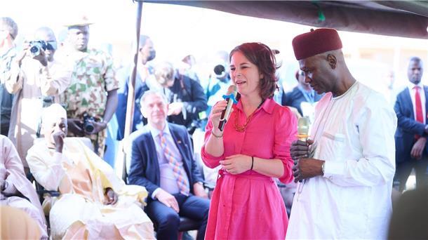 Baerbock in Nigeria: Terror, Hoffnung und Interessenpolitik Bundesaußenministerin Annalena Baerbock spricht in Ngarannam, das 2015 von Boko Haram fast ganz zerstört und wieder aufgebaut wurde, mit Bewohnerinnen und Bewohnern.
