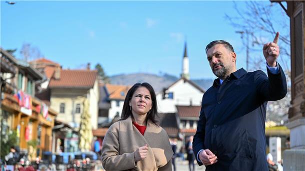 Berlin und Paris: bessere Munitionsversorgung der Ukraine Bundesaußenministerin Annalena Baerbock und ihr bosnisch-herzegowinischer Amtskollege Elmedin Konakovic in der Altstadt von Sarajevo.