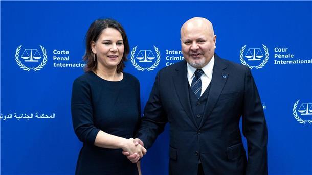 Baerbock für Sondertribunal zu Moskaus Angriffskrieg Bundesaußenministerin Annalena Baerbock wird am Internationalen Strafgerichtshof von Chefankläger Karim Ahmad Khan begrüßt.
