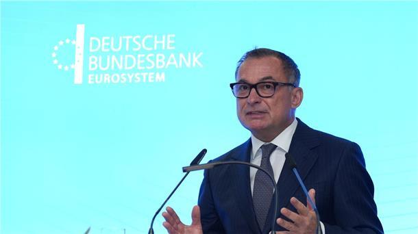 Bundesbank: Trumps Zölle erhebliches Risiko für Deutschland Bundesbank-Präsident Nagel befürchtet Schäden für die deutsche Wirtschaft im Falle neuer Zölle unter Trump (Archivbild).