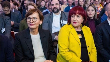 Bundesbildungsministerin Bettina Stark-Watzinger (l) sitzt beim Bildungsgipfel neben Berlins Bildungssenatorin Astrid-Sabine Busse.
