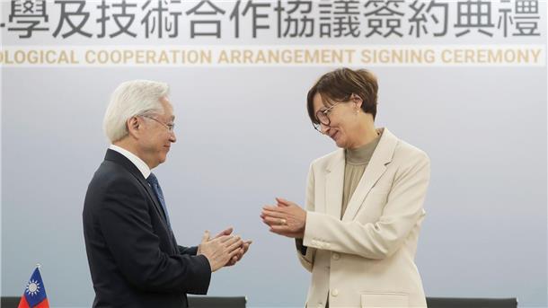 Bundesbildungsministerin Bettina Stark-Watzinger trifft ihren taiwanesischen Amtskollegen Tsung-Tsong Wu in Taipeh.