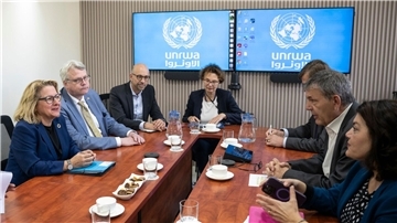 Bundesentwicklungsministerin Svenja Schulze (l) im Gespräch mit UNWRA-Generalkommissar Philippe Lazzarini.