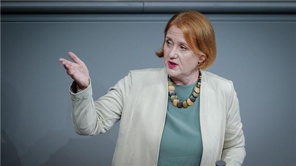 Bundesfamilienministerin Lisa Paus (Grüne) spricht im Bundestag.